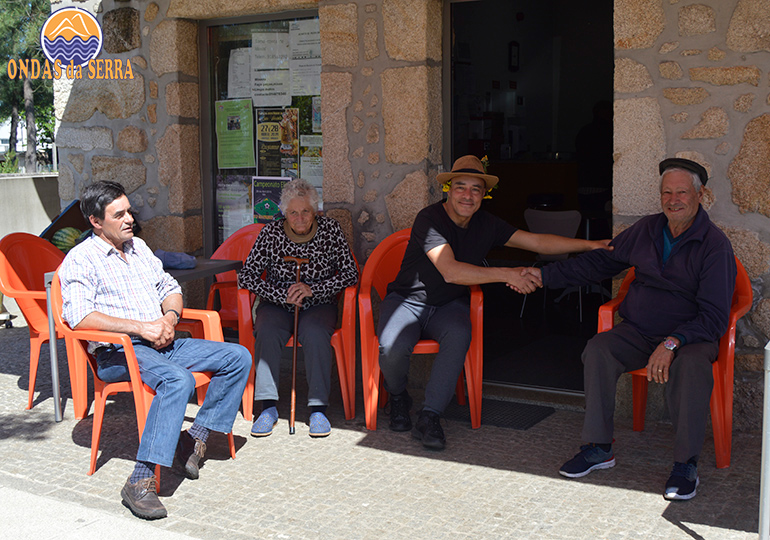 Uma conversa entre Oliveira Manuel, Maria Almeida, Sílvio Dias e Mário Almeida, na Loja do Ângelo - Mansores