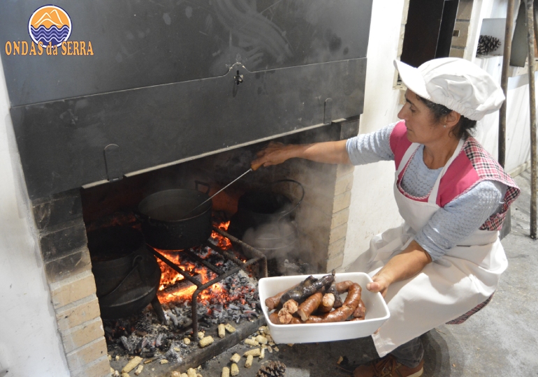 Festa da Broa de Paraduça - Casa da Broa - Natividade Portinha retira chouriças das panelas
