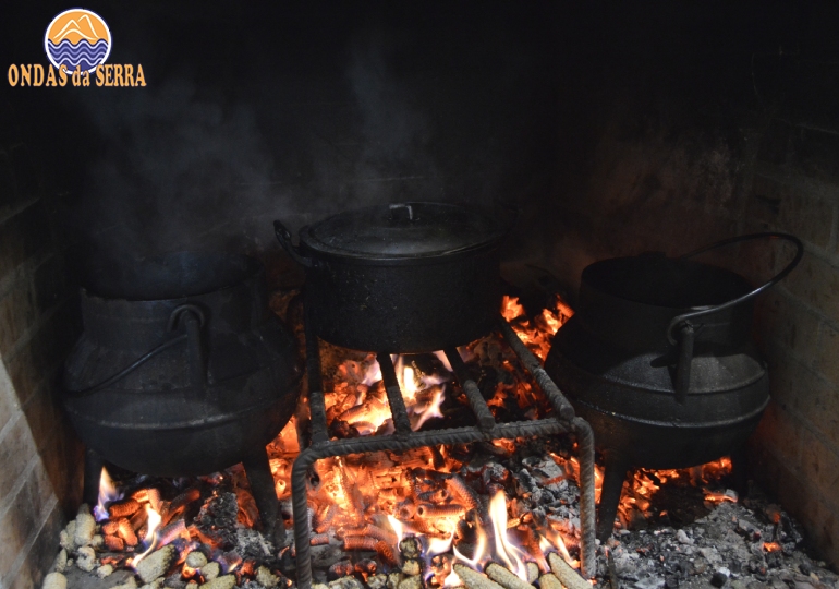 Festa da Broa de Paraduça - Casa da Broa - Panelas de ferro forjado com três pernas