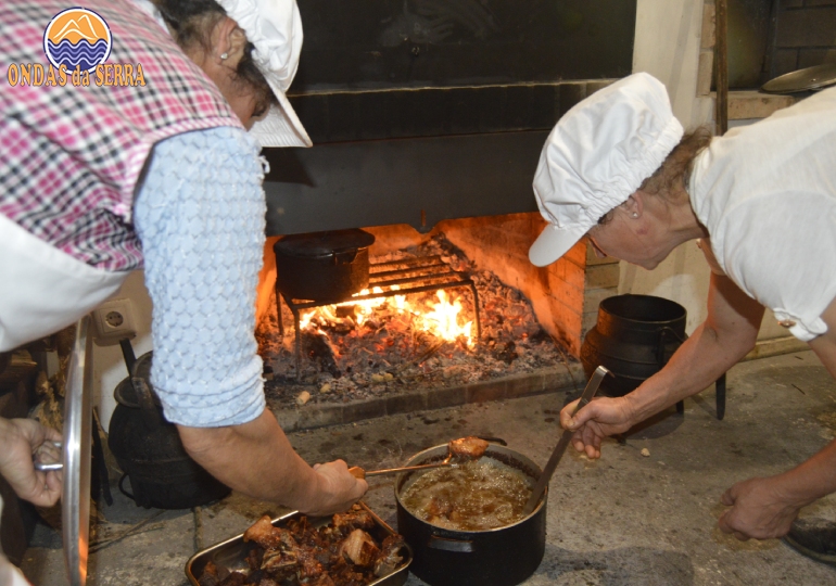Petiscos da Festa da Broa de Paraduça, retirada de rojões do lume
