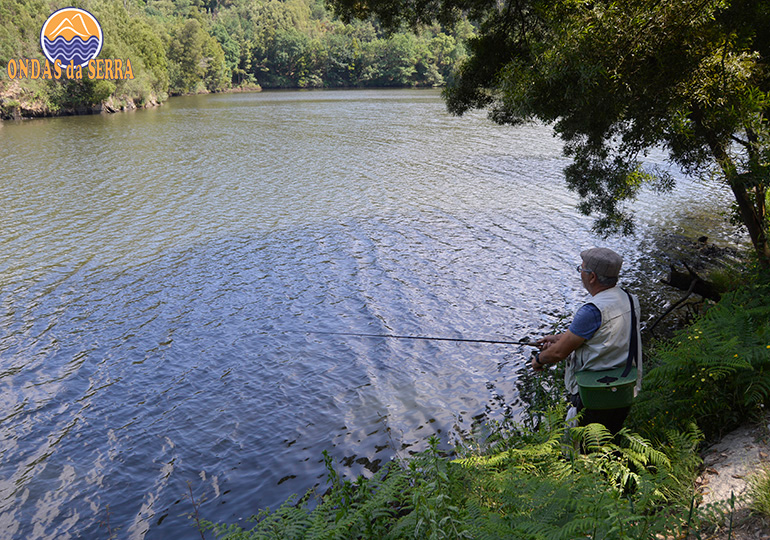 Pescador no rio Uima - Canedo