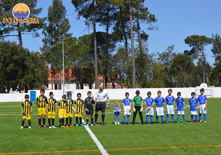 Jogo de futebol entre as equipas dos traquinas do Mosteirô Futebol Clube e o Clube Desportivo de Tarei, no relvado da Safina em Mosteirô