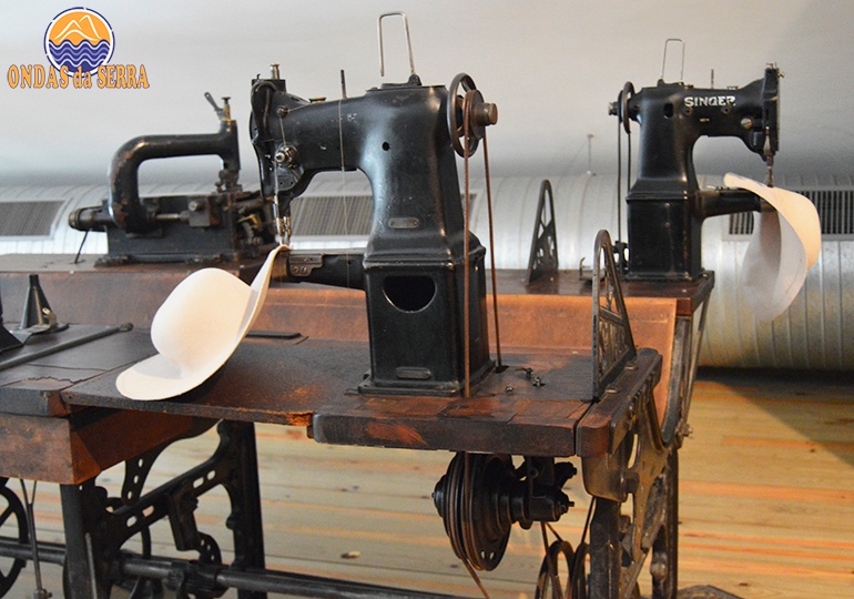 Museu da Chapelaria - São João da Madeira | Antiga máquina SINGER de cozer chapéus