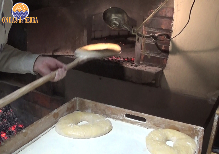 Forno branco preparado para cozer pão e regueifas de ul Forno branco preparado para cozer pão e regueifas de ul