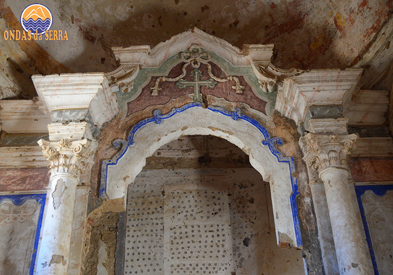 O que fazer no Alentejo.Igreja no interior da fortaleza de Juromenha em ruínas