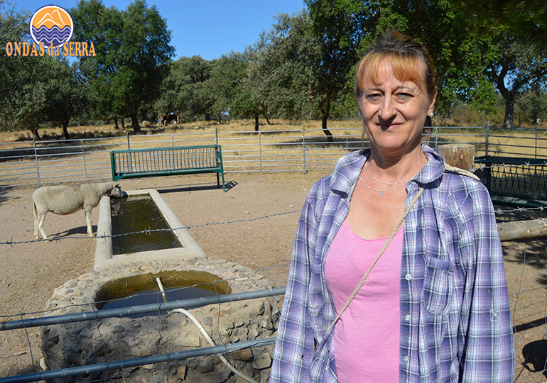 O que fazer no Alentejo. Maria José Morgado a tratadora dos animais na quinta do Parque de Campismo Odivelas - Ferreira do Alentejo