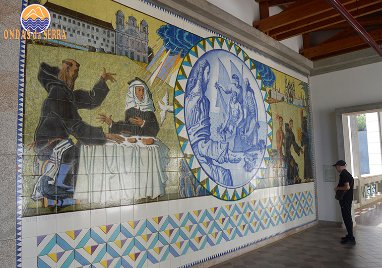 Painéis de azulejos do ceramista Querubim Lapa - Cripta do Santuário de São Bento da Porta Aberta