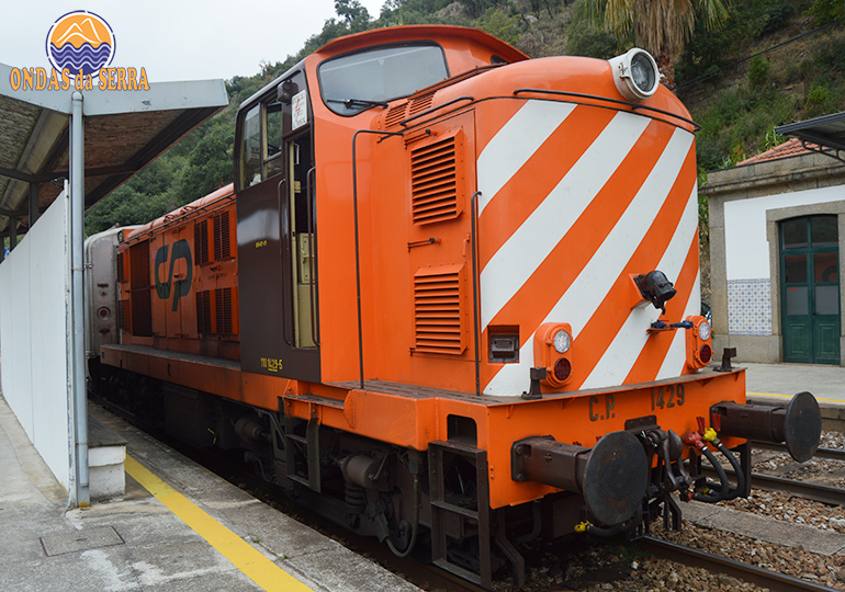 Linha do Douro, estação da Ermida, Locomotiva Diesel CP, n. 1429, Série 1400