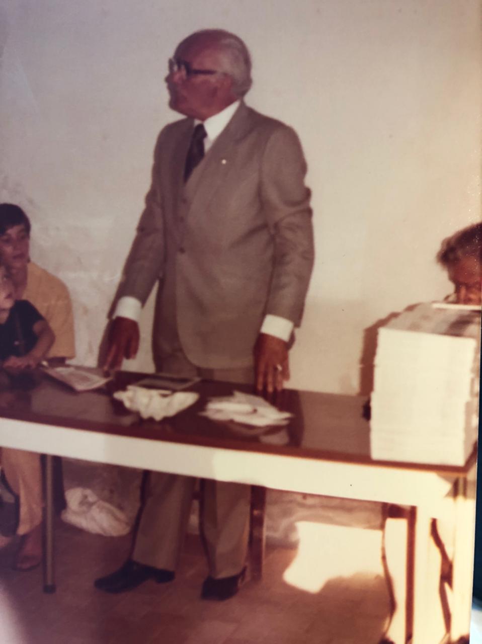 Mário de Oliveira Saleiro a discursar na sessão de autógrafos de apresentação do livro 